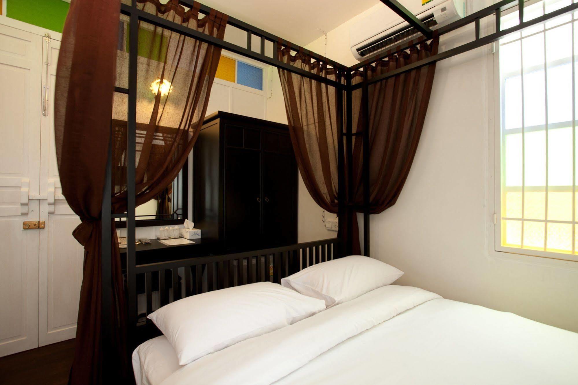 99 Oldtown Boutique Guesthouse Sha Extra Plus Phuket Exterior photo