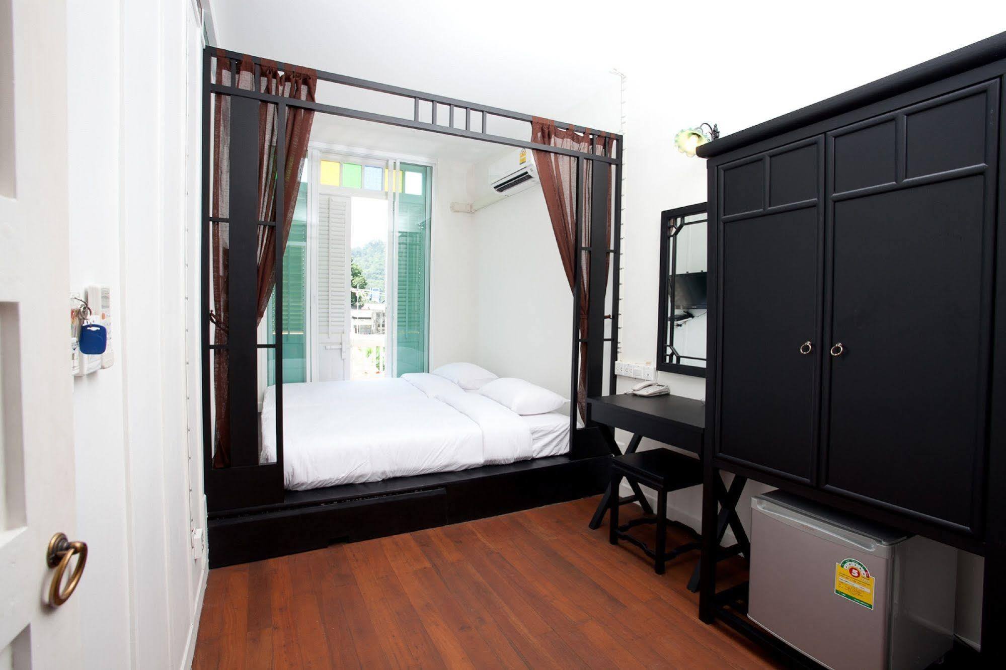 99 Oldtown Boutique Guesthouse Sha Extra Plus Phuket Exterior photo