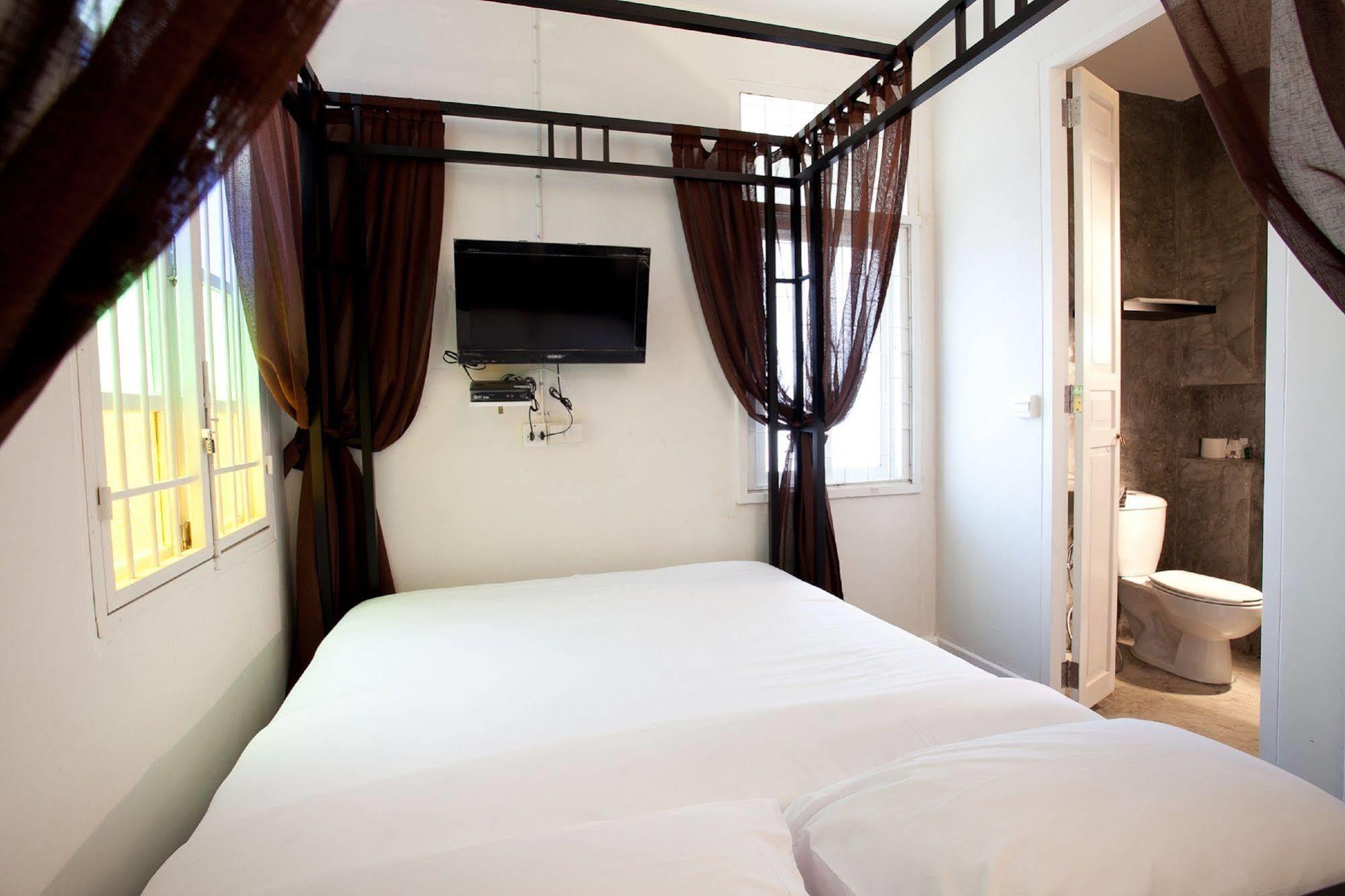 99 Oldtown Boutique Guesthouse Sha Extra Plus Phuket Exterior photo