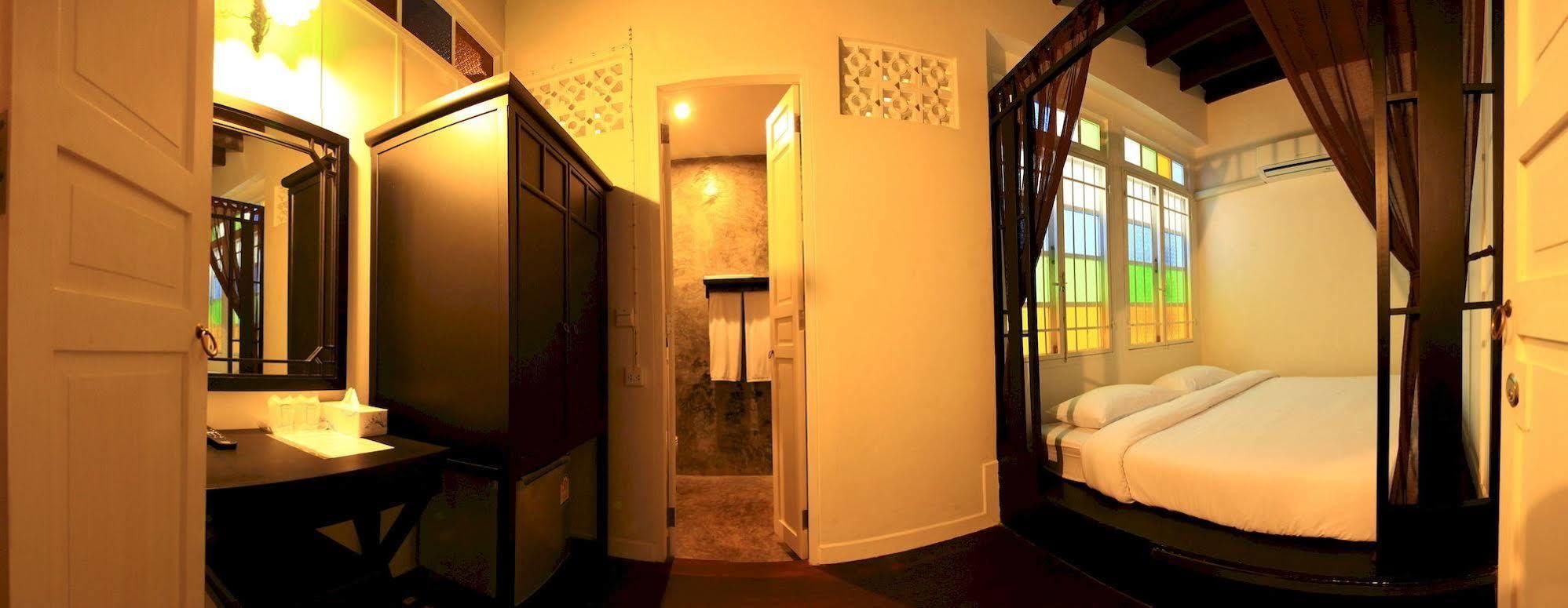 99 Oldtown Boutique Guesthouse Sha Extra Plus Phuket Exterior photo