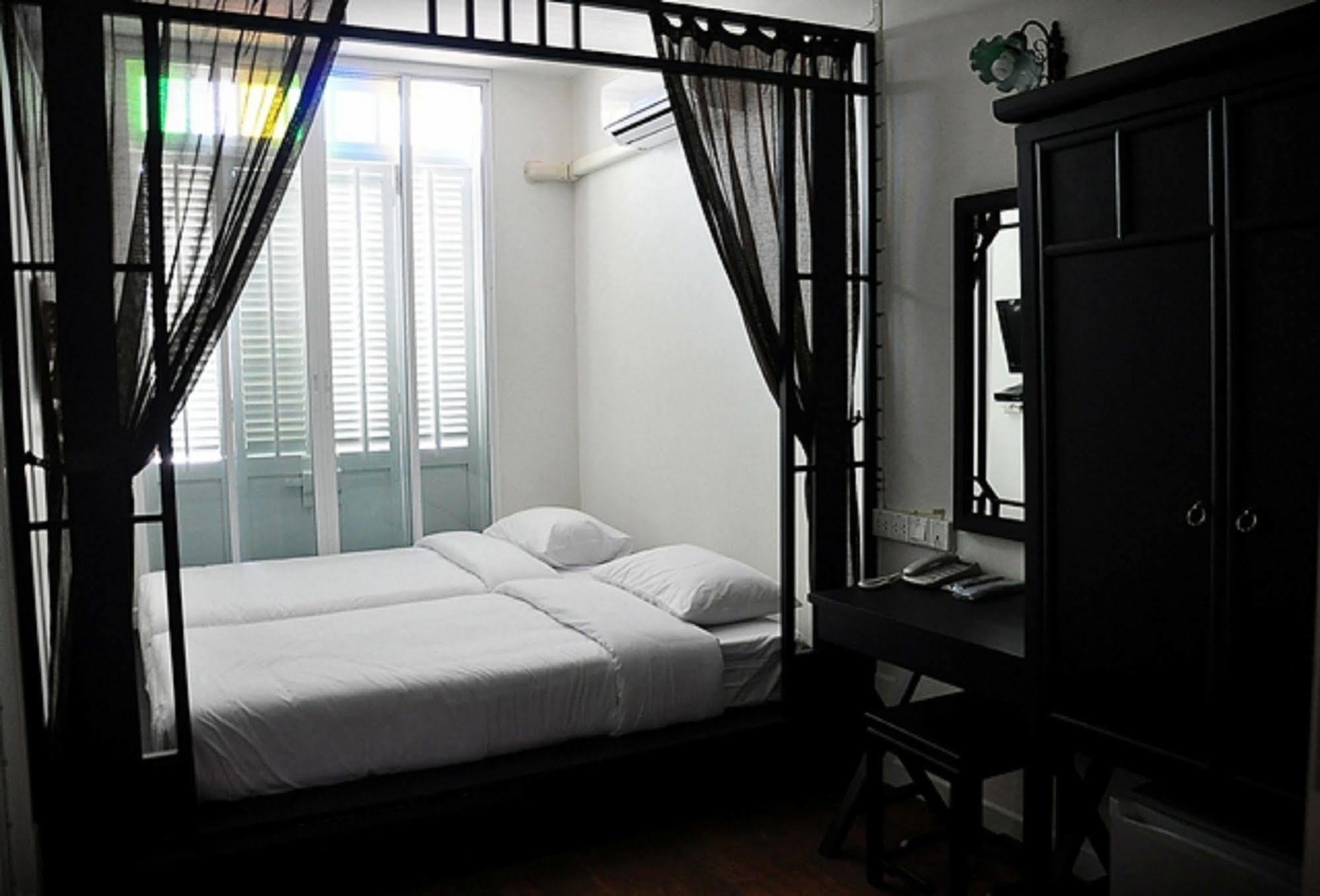 99 Oldtown Boutique Guesthouse Sha Extra Plus Phuket Exterior photo