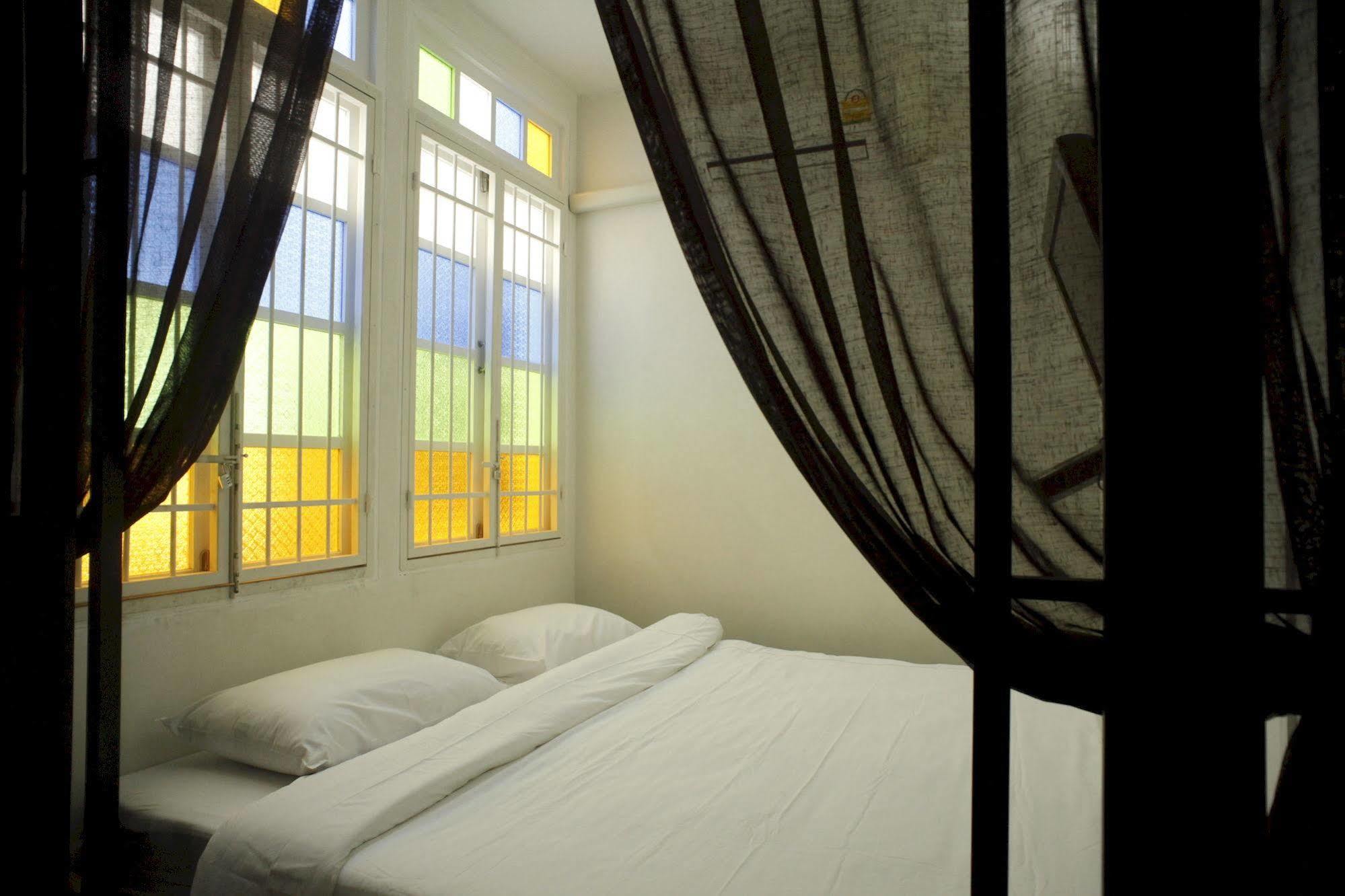 99 Oldtown Boutique Guesthouse Sha Extra Plus Phuket Exterior photo