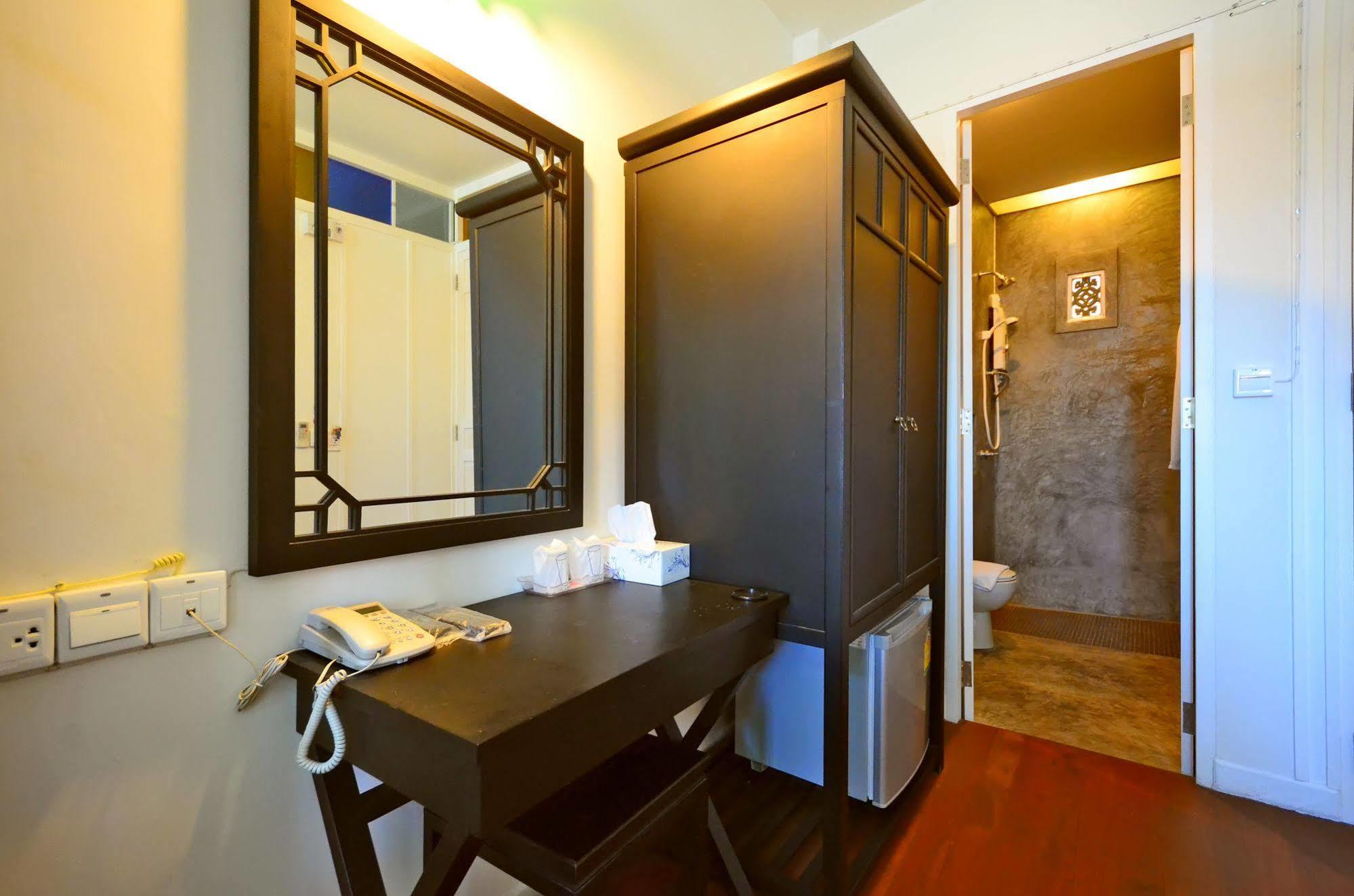 99 Oldtown Boutique Guesthouse Sha Extra Plus Phuket Exterior photo