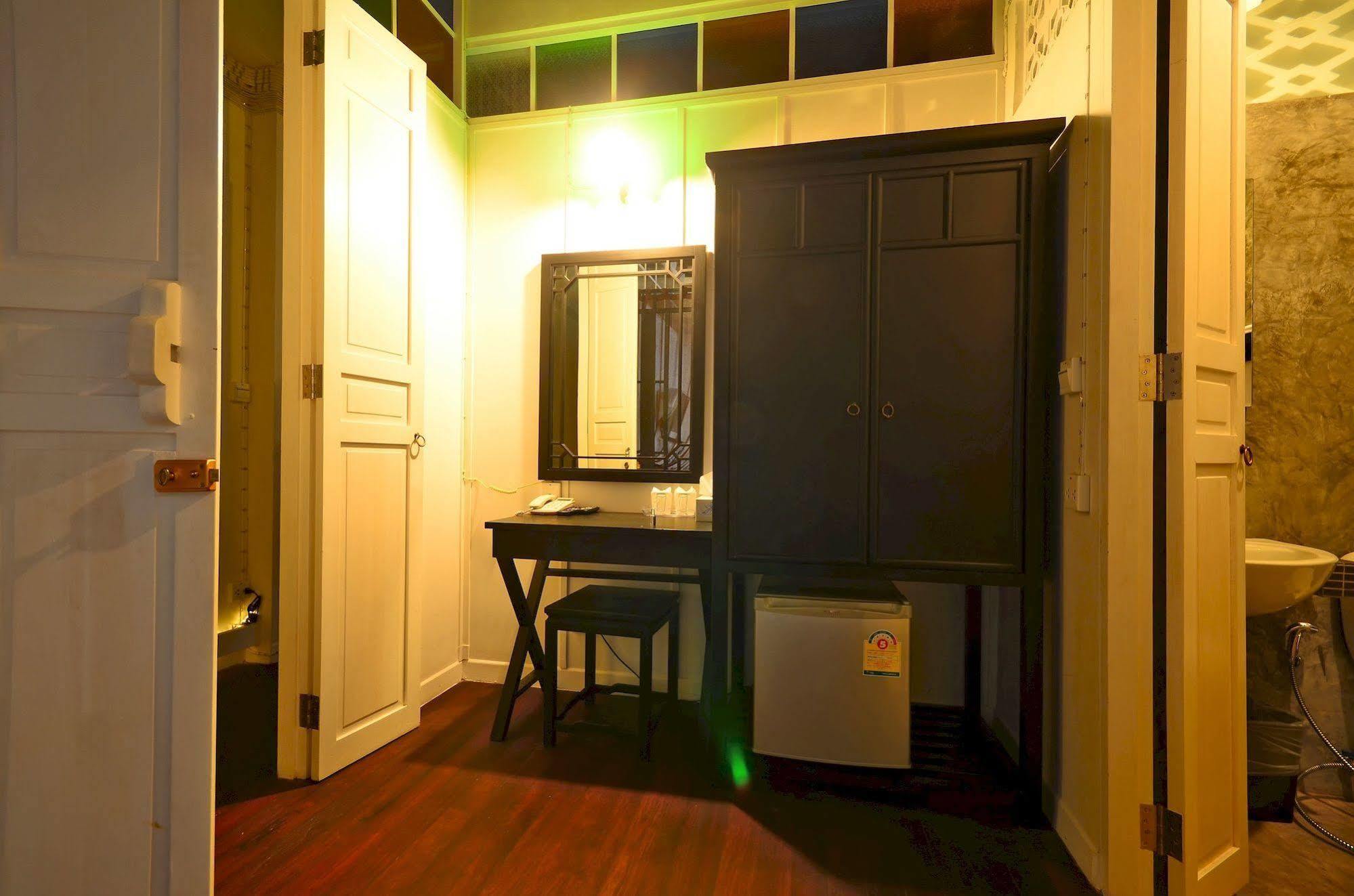 99 Oldtown Boutique Guesthouse Sha Extra Plus Phuket Exterior photo