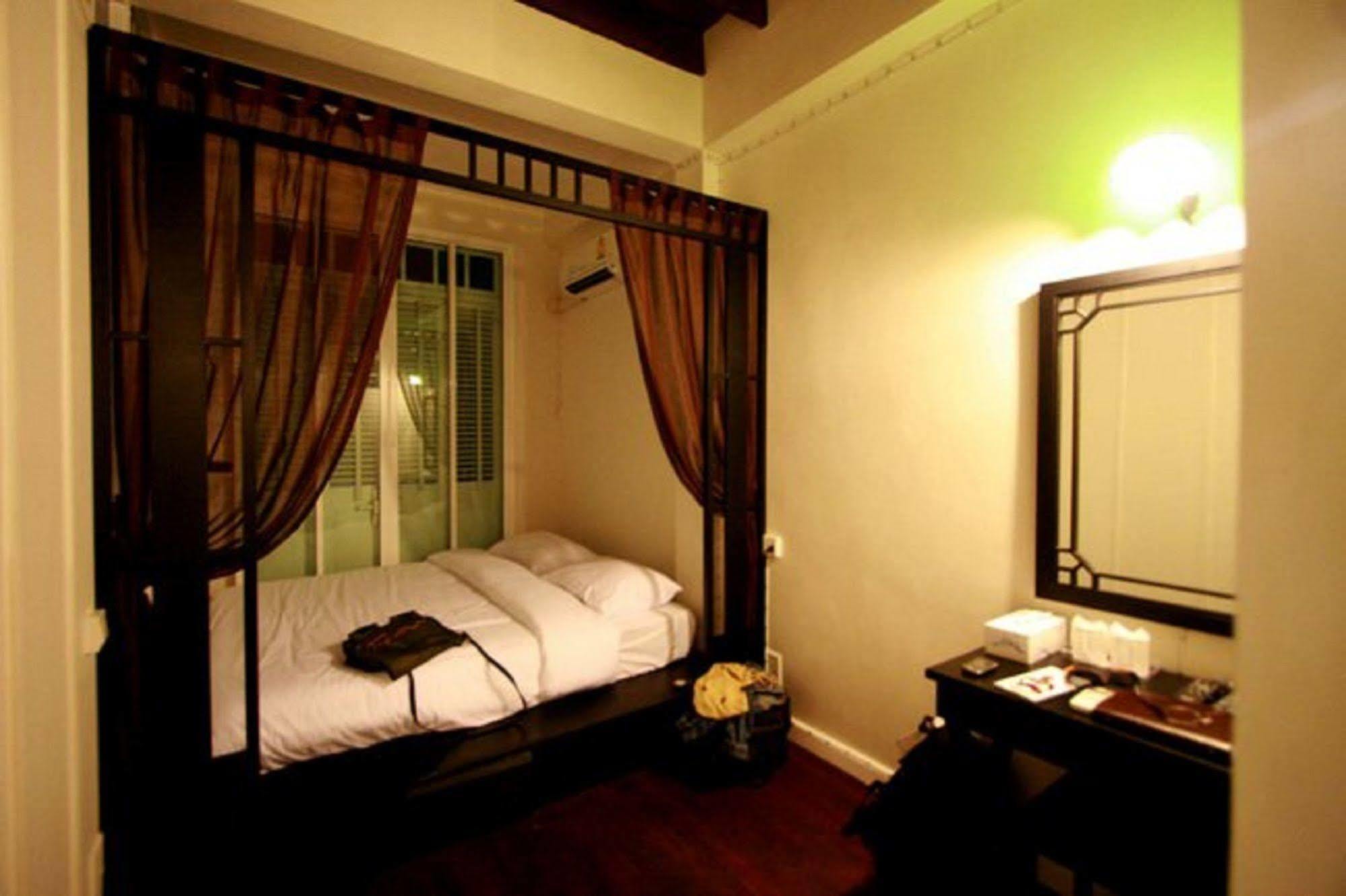 99 Oldtown Boutique Guesthouse Sha Extra Plus Phuket Exterior photo